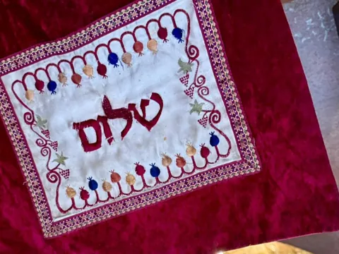 Bordado "Shalom" en hebreo dentro del Call de Barcelona