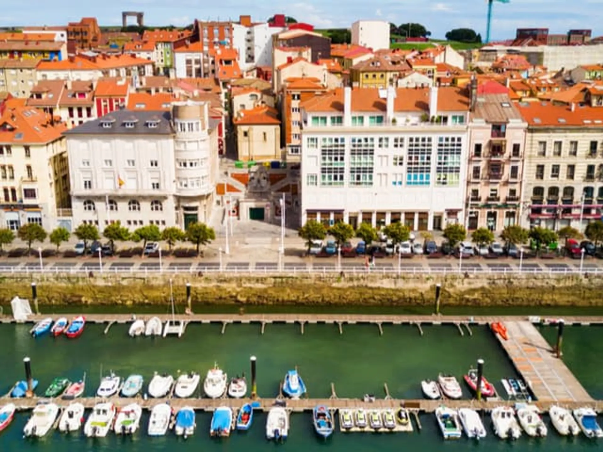Puerto Deportivo Gijón y barrio de cimadevilla Gijón-Qué ver en Gijón en un día-planes en Gijón-Gijón-Guía de Viajes Buendía Tours