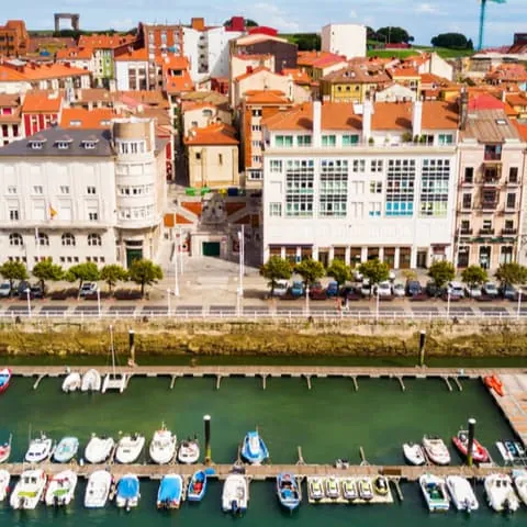 Puerto Deportivo Gijón y barrio de cimadevilla Gijón-Qué ver en Gijón en un día-planes en Gijón-Gijón-Guía de Viajes Buendía Tours