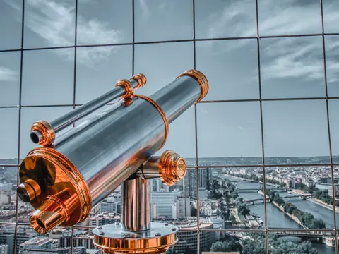Telescopio en el mirador de la Torre Eiffel con vistas al Sena, París
