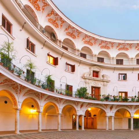 Plaza Cabildo de Sevilla iluminada-Que ver en Sevilla-Guía de Viaje - Buendía tours