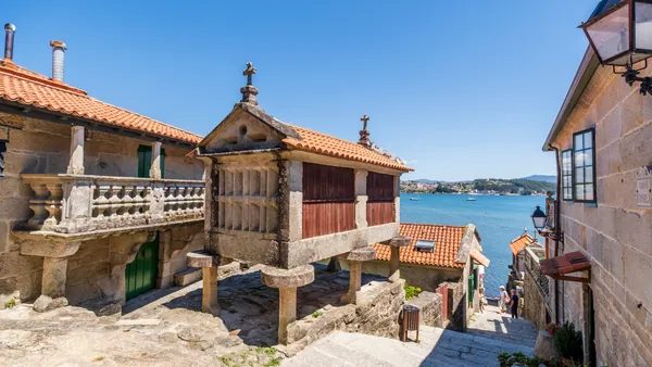 Hórreos y graneros visibles en Combarro, Galicia