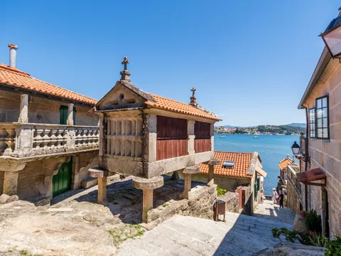 Hórreos y graneros visibles en Combarro, Galicia