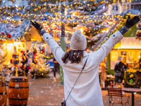 Joven en mercado navideño de Copenhague, Dinamarca