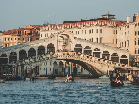 Puente de Rialto al atardecer sobre el Gran Canal en Venecia