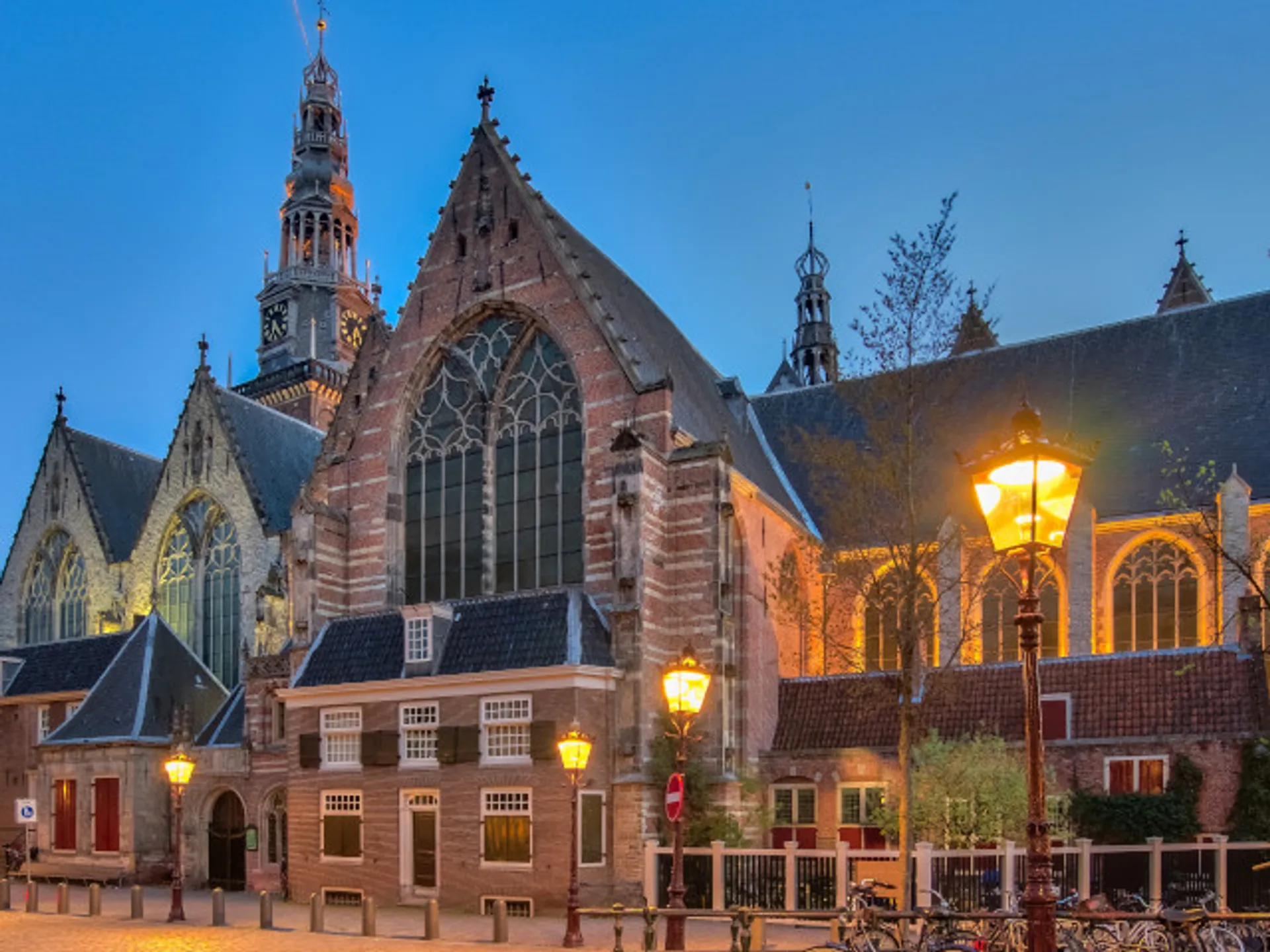 Oude Kerk de noche-Ámsterdam que ver-Guía de viaje 