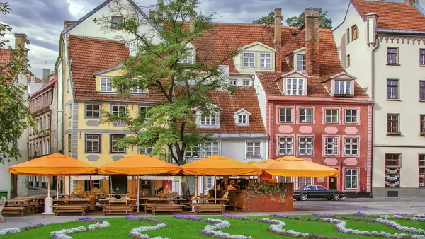 Edificios históricos y comercios en la plaza Livu.