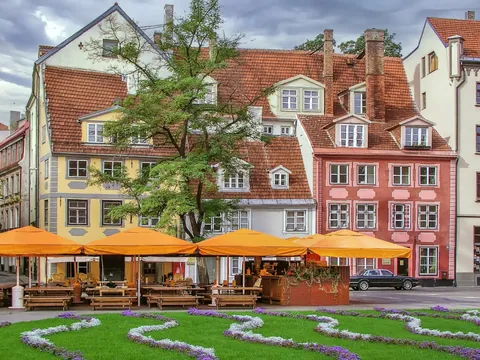 Edificios históricos y comercios en la plaza Livu.