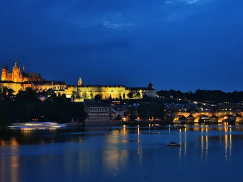 Vista nocturna del Castillo de Praga y el Puente de Carlos en República Checa