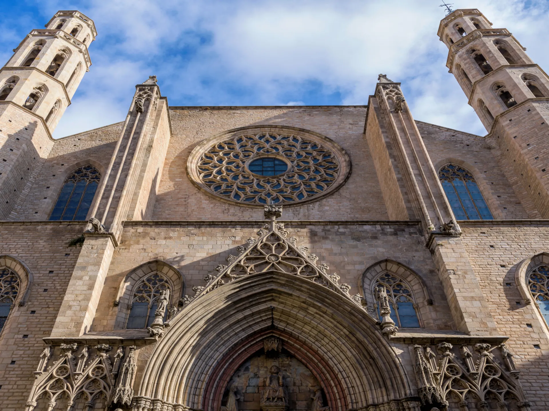 Vista del exterior de la Catedral del Mar - Catedral del Mar de Barcelona - Qué ver en Barcelona - Guía de Viajes de Barcelona - Buendía Tours