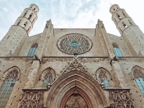 Fachada gótica de Santa Maria del Mar en el Born de Barcelona.