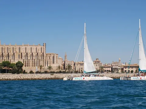 excursión catamarán Bahia Palma Mallorca barco Velero Baleares