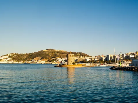 Puerto de Ceuta con torre del Desnarigado al atardecer