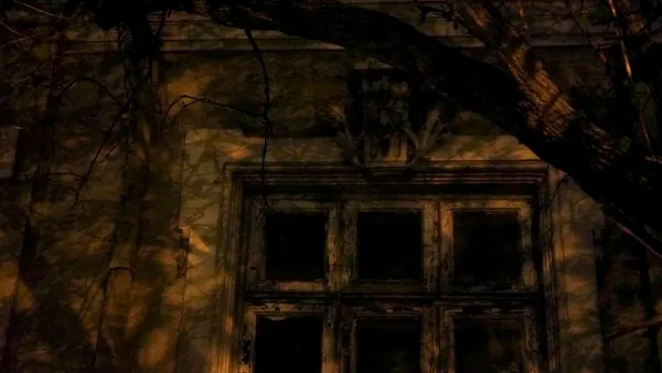 Las sombras de los edificios se convierten en el escenario perfecto para narrar las crónicas.