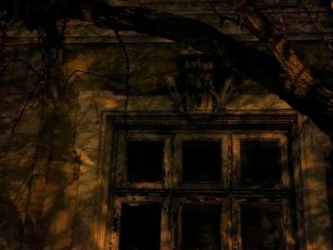Las sombras de los edificios se convierten en el escenario perfecto para narrar las crónicas.