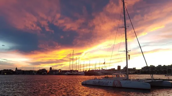 Catamarán al atardecer en el puerto de Valencia