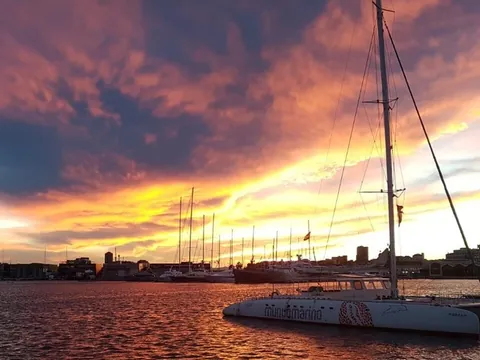 Catamarán al atardecer en el puerto de Valencia