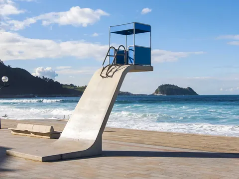 Torre de socorrista en el paseo marítimo de la playa de Zarautz, Gipuzkoa