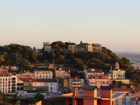 Castillo de San Jorge con vistas al barrio de Alfama y al río Tajo.