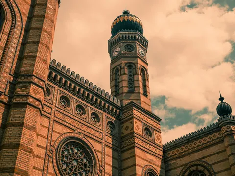 Torre y fachada de la Gran Sinagoga del barrio judío de Budapest