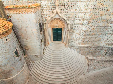 Entrada del Monasterio Domenicano con escaleras semicirculares, Dubrovnik, Croacia