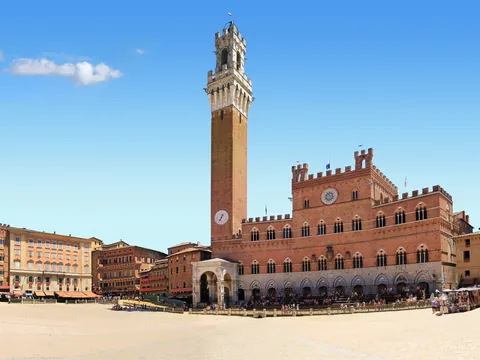 Torre del Mangia y Palazzo Pubblico en la Piazza del Campo de Siena, Italia.
