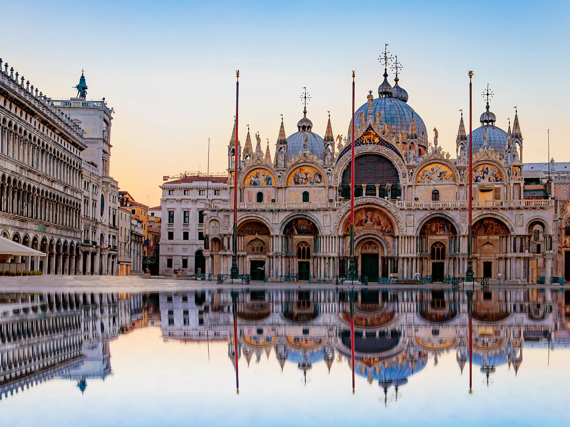 La Plaza San Marcos de Venecia cubierta de agua