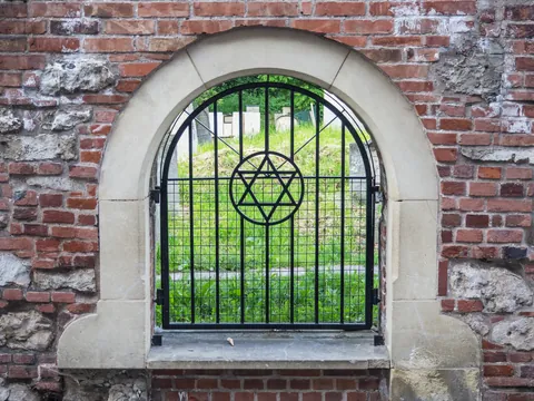 Reja con estrella de David en el cementerio judío del barrio de Kazimierz, Cracovia.