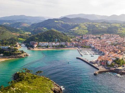 Panorámica aérea de la ría, el puerto y el pueblo de Mundaka, Vizcaya