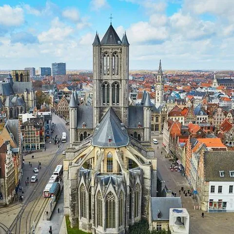 Vista aérea de la Iglesia de San Nicolás en Gante