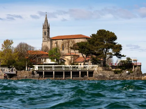 Iglesia de Santa María junto al mar y el paseo marítimo en Mundaka, Vizcaya