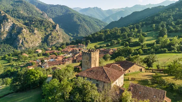Torre medieval de Mogrovejo y pueblo, Cantabria, España