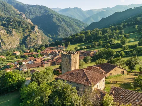 Torre medieval de Mogrovejo y pueblo, Cantabria, España
