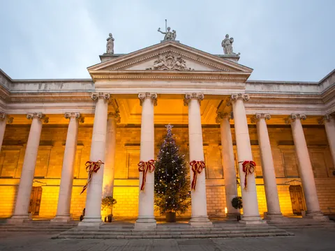 parliament-house-tour-navidad.jpg