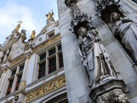Detalles de la fachada del Ayuntamiento de Brujas