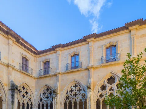 Arcos góticos y ventanales del claustro de la Catedral de Oviedo