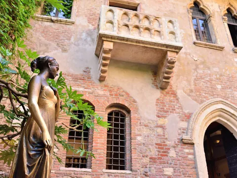 El emblemático balcón de Julieta te transportará a la época de Shakespeare.