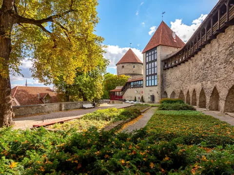 Murallas de Tallin con el parque que las custodia, parte imprescindible de cualquier visita a la ciudad.