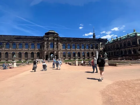 Patio palacio Zwinger con visitantes excursión buendía en Dresde Alemania