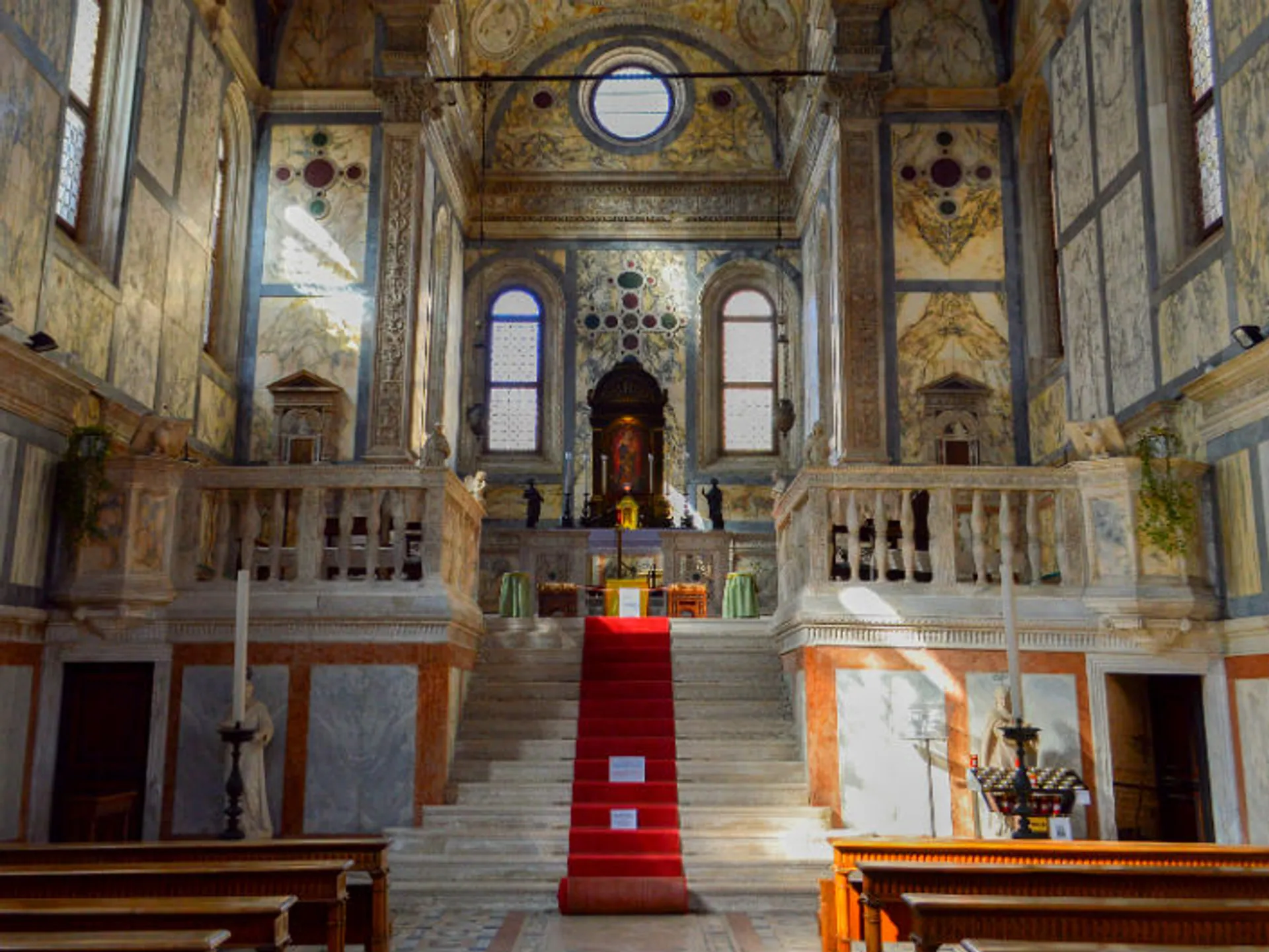 Interior de la Iglesia Santa Maria dei Miracoli en Venecia