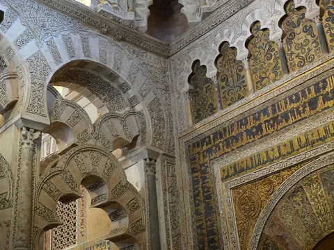 Mosaicos dorados y caligrafía en la Mezquita de Córdoba