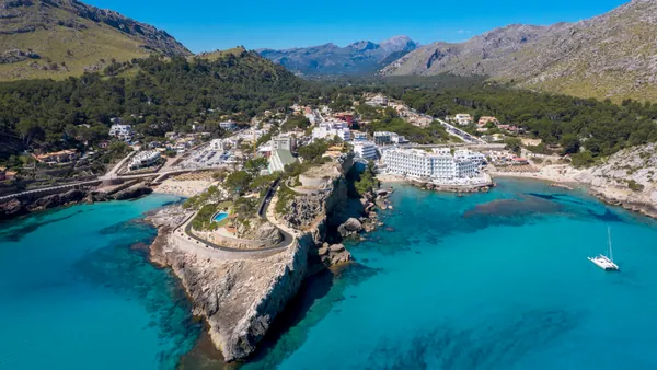 Cala Sant Vicenç y sus aguas cristalinas en Mallorca