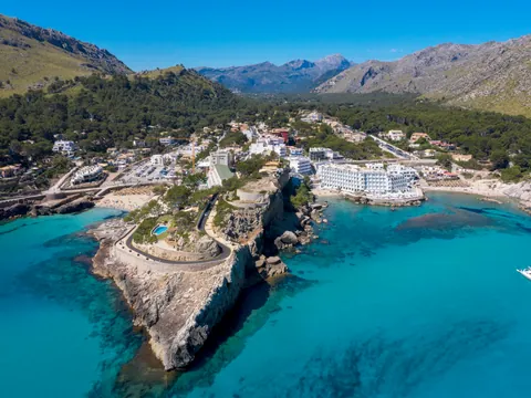Cala Sant Vicenç y sus aguas cristalinas en Mallorca