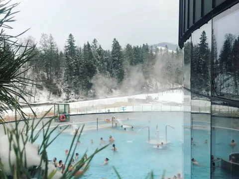 Aguas termales al aire libre en Zakopane durante el invierno, Polonia