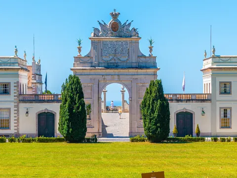 Fachada del Palacio de Seteais en Sintra con su arco central y jardines