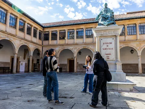 Grupo con el guía de buendía en el claustro histórico de la Universidad de Oviedo