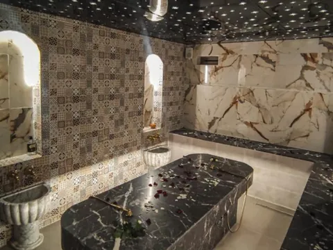 Sala de exfoliación con jabón negro en hammam Click Spa Marrakech