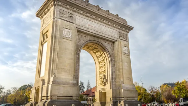 El arco de la Avenida de la Victoria es un símbolo de Bucarest.