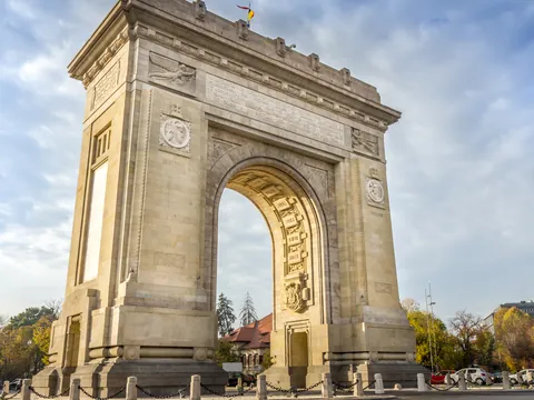 El arco de la Avenida de la Victoria es un símbolo de Bucarest.