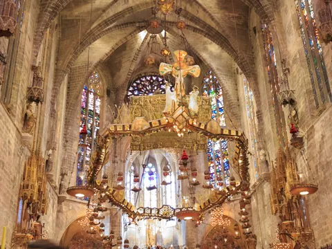 Interior de la catedral, que enamora a locales y turistas con su grandiosidad, naves y el altar mayor.